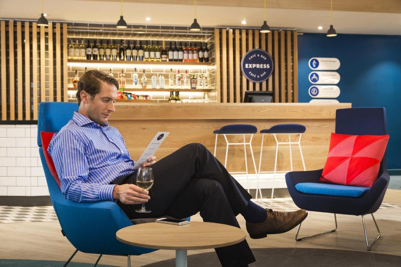 Holiday Inn Express - Fleet By Ihg Eksteriør bilde
